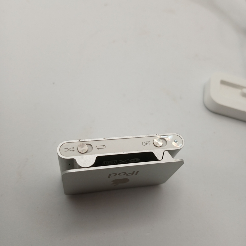 Apple iPod Shuffle 2nd Gen A1204 Silver / Gray -  MP3 Player Vintage  Untested - Picture 7 of 12